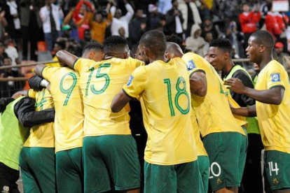Los jugadores de la selección sudafricana celebran la clasificación tras vencer a Ruanda.