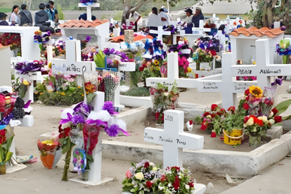 Flores y ofrendas en los camposantos. Cada 2 de noviembre, Ecuador mantiene viva la memoria de sus ancestros en una jornada de respeto y conexión familiar.
