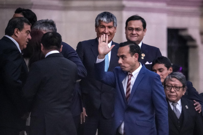 El presidente interino de Perú, José Jerí, (d) saluda durante una reunión con gobernadores este lunes, en Lima (Perú).