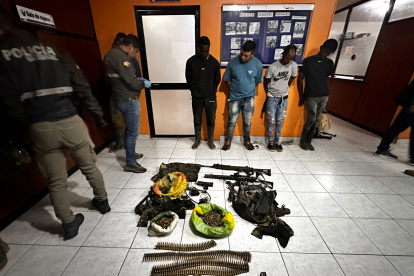 Cinco ciudadanos colombianos y dos ecuatorianas fueron detenidos durante un operativo militar contra la minería ilegal.