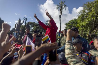 El presidente de Venezuela, Nicolás Maduro (c), participa en un acto del Día de la Resistencia Indígena este domingo, en Caracas (Venezuela).