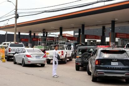 Fotografía de vehículos en una fila para conseguir combustible este 14 de octubre de 2025, en Santa Cruz (Bolivia).