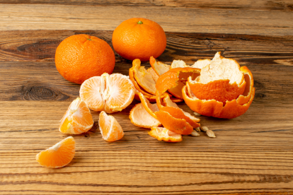 La mezcla de cáscara de mandarina y bicarbonato limpia, desengrasa y perfuma superficies del hogar de forma natural.