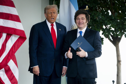 Fotografía del presidente de Estados Unidos, Donald Trump, junto a su homólogo argentino, Javier Milei, en la Casa Blanca.