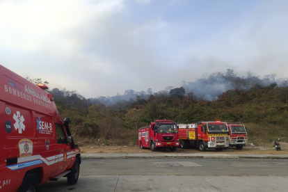 Nueve unidades de combate urbano forestal fueron desplazadas para combatir la novedad en el noroeste de Guayaquil.