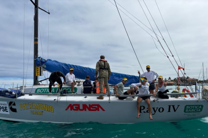 Los tripulantes del velero Rayo IV al llegar a las Islas Encantadas.