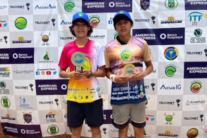 Alexander Von Buchwald (i) y Byron Terán, ganadores de la categoría +14 años.