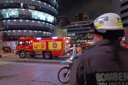 Los Bomberos de Guayaquil atendieron la emergencia en la avenida Joaquín Orrantia.