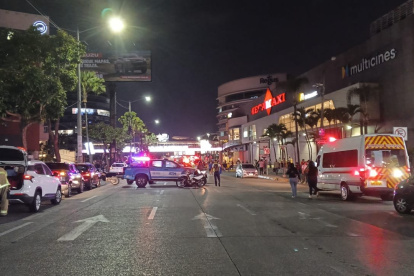 La Agencia de Tránsito y Movilidad (ATM) desvió el tránsito vehicular en la zona donde se detonaron artefactos explosivos.