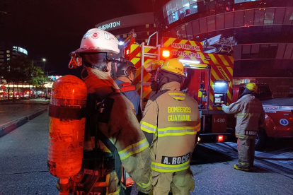 Los bomberos acudieron a atender la emergencia que se produjo tras la detonación de artefactos explosivos junto a un hotel en la avenida Joaquín Orrantia.