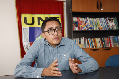 Andrés Quishpe, presidente de la UNE, critica la falta de diálogo real del Gobierno con los gremios.