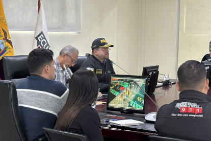 Jonh Reimberg en el Puesto de Mando Unificado de Quito.