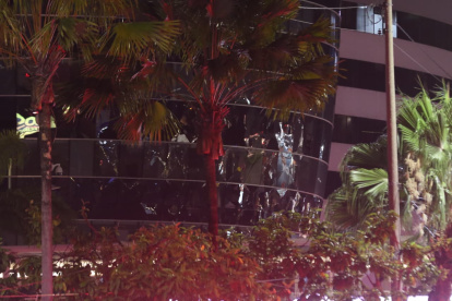 Los ventanales del edificio conocido como "Barril del Chavo" o "licuadora", ubicado frente al hotel Sheraton, quedaron destruidos por la onda expansiva del carro bomba.