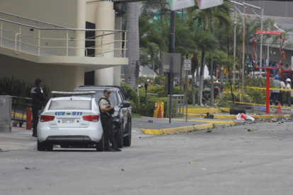 La mañana de este miércoles 15 de octubre, agentes policiales custodiaban la avenida Joaquín Orrantia, en el norte de Guayaquil, donde se registró el atentado terrorista.