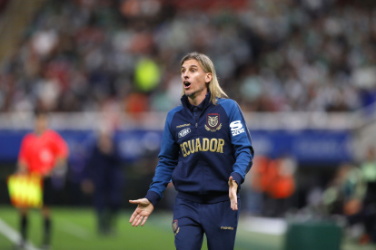 Sebastián Beccacece gesticuló desde la banca de suplentes de Ecuador ante México.
