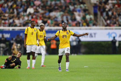 Yaimar Medina (c), de Ecuador reacciona, durante un partido amistoso entre la selección de México y Ecuador, en el Estadio Akron, en Guadalajara.