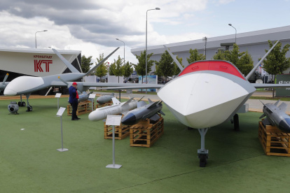 Foto archivo de un visitante examina los drones de ataque rusos «Sirius» (izq.) y «Grom» (der.) de la empresa rusa Kronstadt Group.