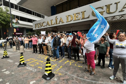 Un grupo de ciudadanos se concentraron en los exteriores de la Fiscalía del Guayas para exigir respuesta de las denuncias ciudadanas y del caso ocurrido en La Bahía.