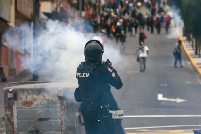 Foto de archivo de integrantes de la Policía de Ecuador se enfrentan con manifestantes durante una protesta en Quito (Ecuador).