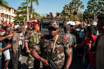 Manifestantes dan la bienvenida a miembros del ejército durante una manifestación en Antananarivo, Madagascar, el 14 de octubre de 2025.