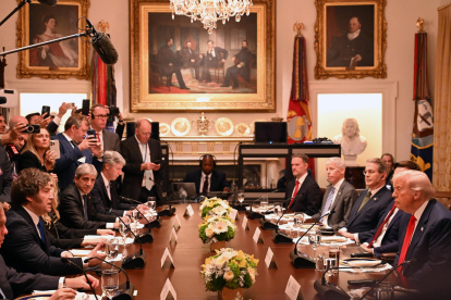 Donald Trump (d), recibe al presidente argentino, Javier Milei (i), para un almuerzo bilateral en la Sala del Gabinete de la Casa Blanca en Washington.