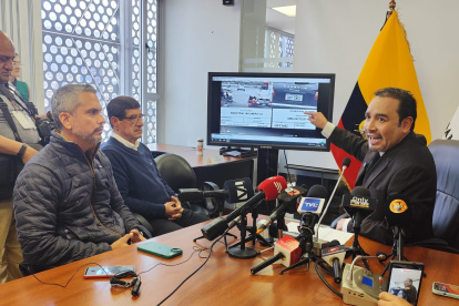 Juan González muestra video sobre vehículo vinculado a la explosión en la Bahía de Guayaquil.