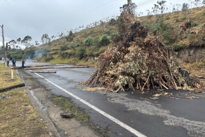 El cierre de las vías en el norte de Pichincha limitó el paso de tanqueros con combustibles hacia las provincias de Imbabura y Carchi.