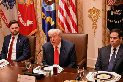 Donald Trump (c), este martes, 14 de octubre, en la Sala del Gabinete de la Casa Blanca, en Washington DC (EE.UU.).