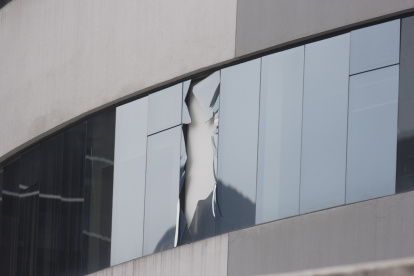 La detonación de explosivos en un vehículo generó una onda expansiva que afectó a transeúntes y edificaciones en la avenida Joaquín Orrantia.