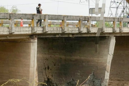 En el puente del río Churute, en Naranjal, se detonaron explosivos y la Fiscalía ya investiga el hecho.