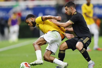 El volante mexicano Erik Lira (derecha) asfixia con su marca al mediocampista ecuatoriano Pedro Vite.