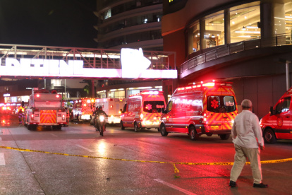 En este sector, afuera de un centro comercial, estaba estacionado el vehículo en el que trabajaba el taxista que murió por la explosión de un coche bomba.