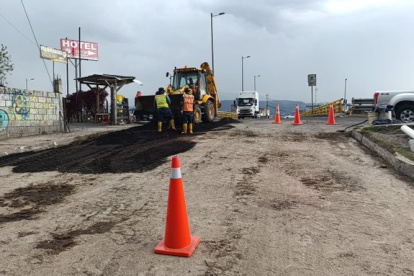 Trabajos. La rotura de una tubería causó los cortes de agua en varios sectores de Tumbaco.