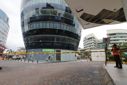 La detonación provocó daños materiales en edificios, vehículos y vidrios; las calles cercanas permanecieron parcialmente cerradas.