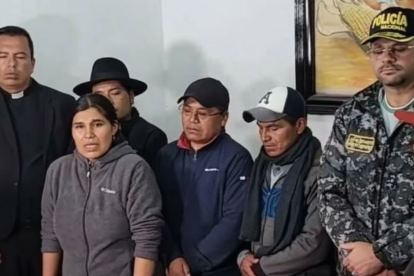 Dirigentes indígenas y autoridades del Gobierno durante la reunión en Otavalo, Imbabura, donde se acordó levantar temporalmente el paro y abrir mesas de diálogo para atender las demandas de las comunidades.