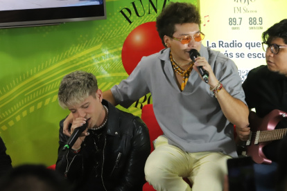 Jandino y Lionel Fierro cantando en las instalaciones de Radio Punto Rojo. Una demostración de su nuevo tema Luna, un regalo para sus años en Soy Luna.