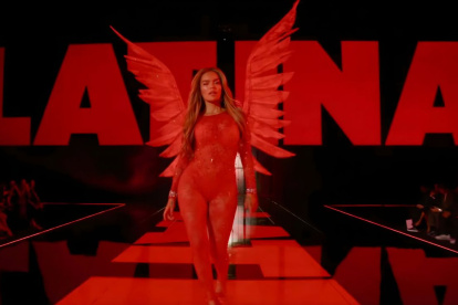 Karol G al finalizar el desfile de Victoria"s Secret