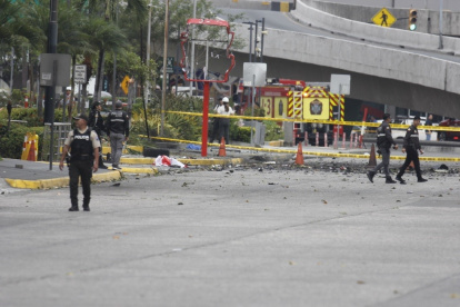 Atentado. La destrucción que causó la explosión frente al Mall del Sol se expandió a locales y edificios.