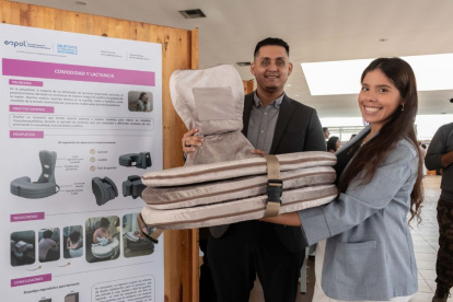 Egresados de la ESPOL desarrollaron Momfort, un respaldo ergonómico que alivia dolores durante la lactancia y mejora el bienestar de las madres.