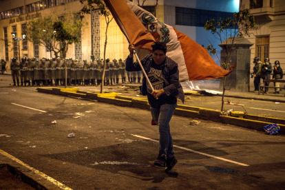 Una persona sostiene una bandera de Perú durante una manifestación este miércoles, en Lima (Perú).
