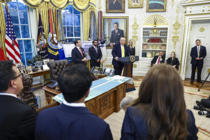 El presidente Donald Trump con el fiscal general adjunto Todd Blanche, el director de la Oficina Federal de Investigaciones Kash Pately la fiscal general Pam Bondi, en la Casa Blanca, el 15 de octubre de 2025.