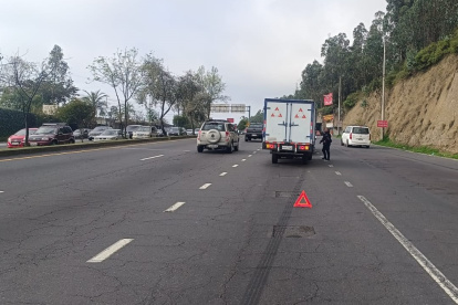 La AMT no reportó cierres viales por protestas en Quito este 16 de octubre. Los agentes controlaron el paso en la av. Simón Bolívar y detectaron un vehículo averiado.