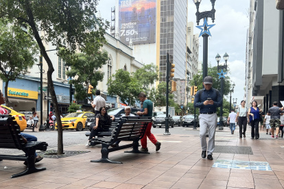 El plan municipal es hacer que el bulevar 9 de Octubre, vía icónica del centro de Guayaquil, sea más caminable.