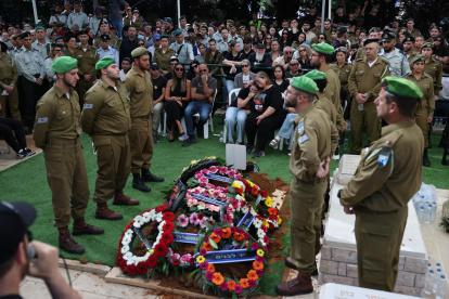 Familiares lloran en la tumba del difunto soldado y rehén israelí Tamir Nimrodi durante su funeral en Kfar Saba, Israel, el 16 de octubre de 2025.