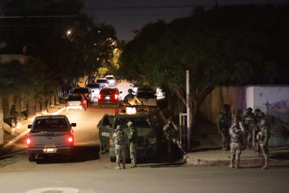 Integrantes del ejército mexicano vigilan la zona donde se registró un ataque con explosivos el 15 de octubre de 2025, en Tijuana (México).