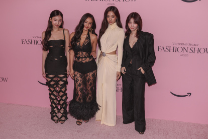 Nayeon, Jihyo, Tzuyu y Momo del grupo de K-pop TWICE en la alfombra rosa del Victoria"s Secret Fashion Show