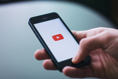 YouTube confirmó la caída global y restableció el servicio en menos de una hora, sin explicar la causa del fallo.