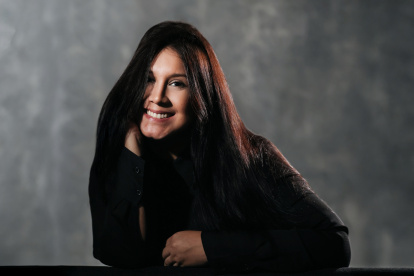 Este es el primer libro de Karen Carbo, autora con raíces ecuatorianas y formación en comunicación social en Venezuela