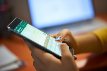 El resumen de mensajes utiliza la Inteligencia Artificial de MetaAI para generar una síntesis en viñetas de los mensajes no leídos en chats de WhatsApp.