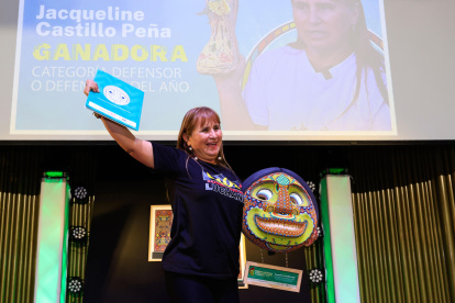 La lideresa Jacqueline Castillo celebrando al recibir el reconocimiento como defensora del año el 14 de octubre de 2025 en Bogotá (Colombia).